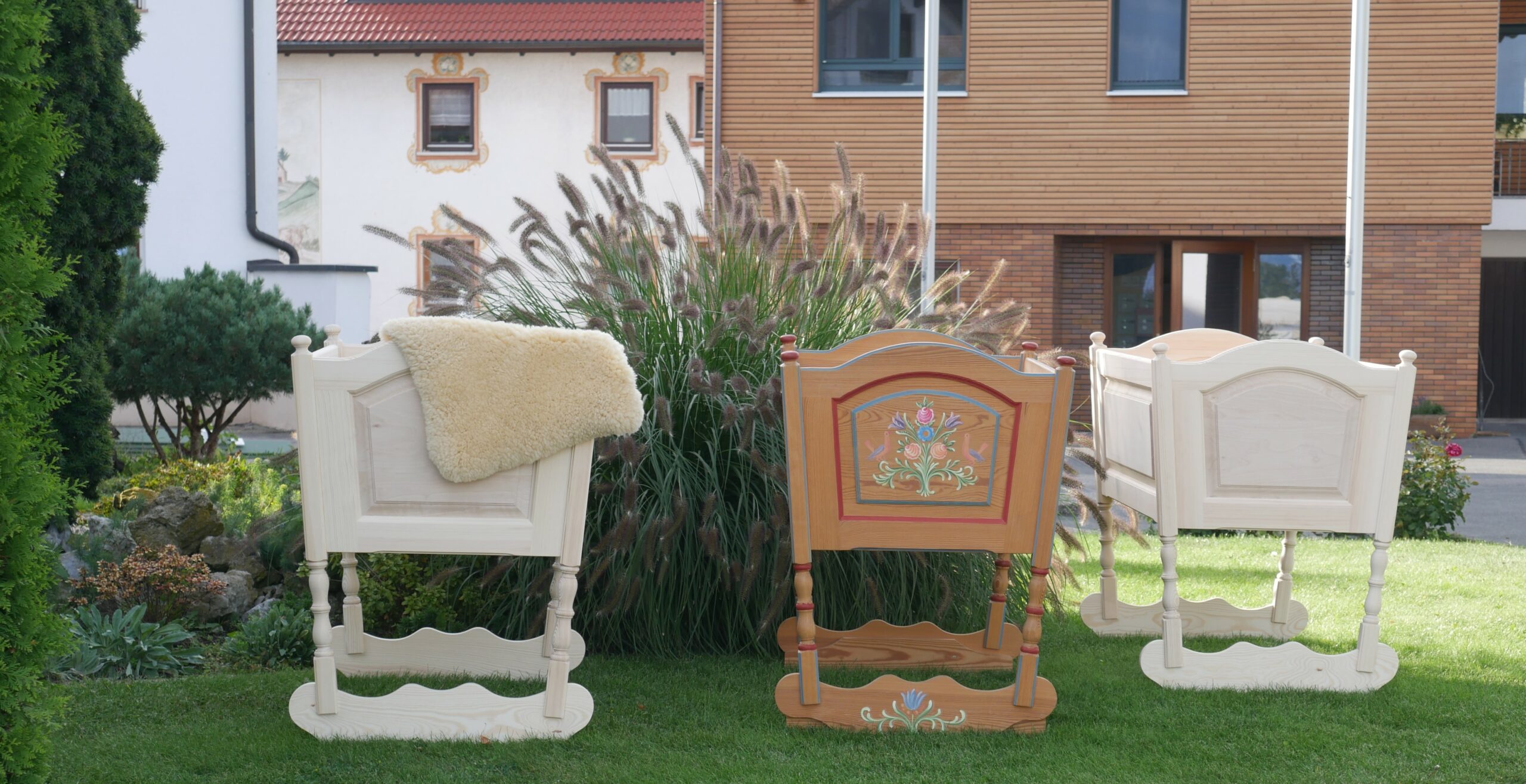 Drei Babywiegen, traditionell aus Holz gefertigt