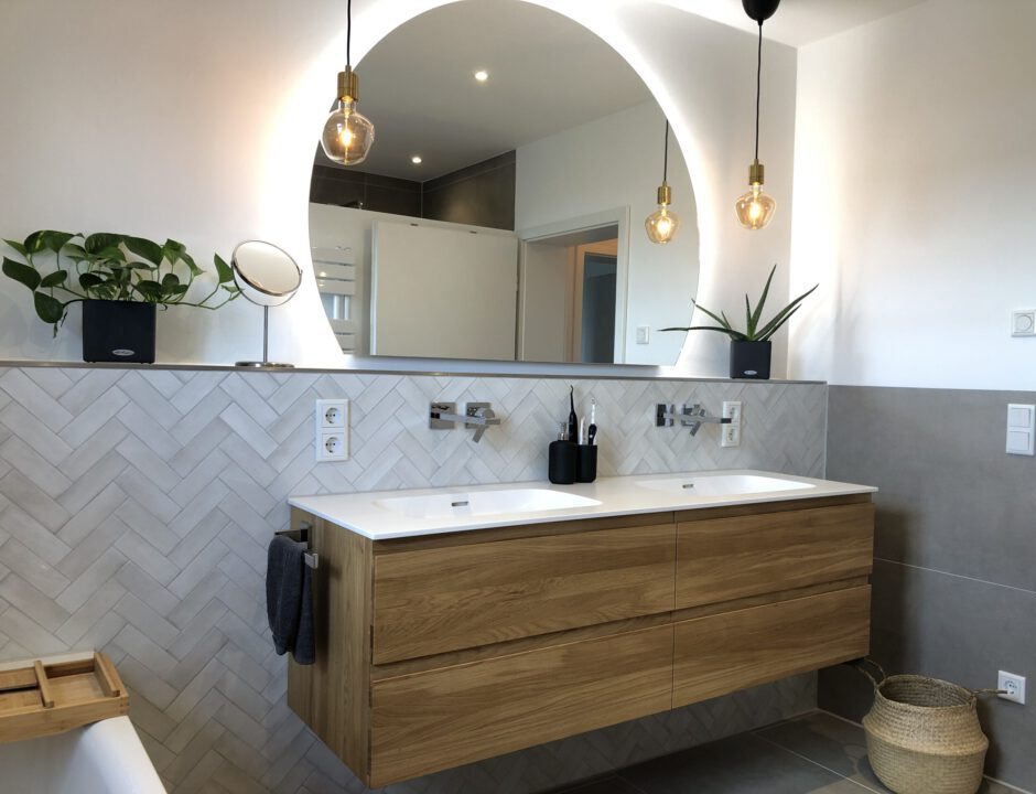 moderner Badschrank in Eiche massiv